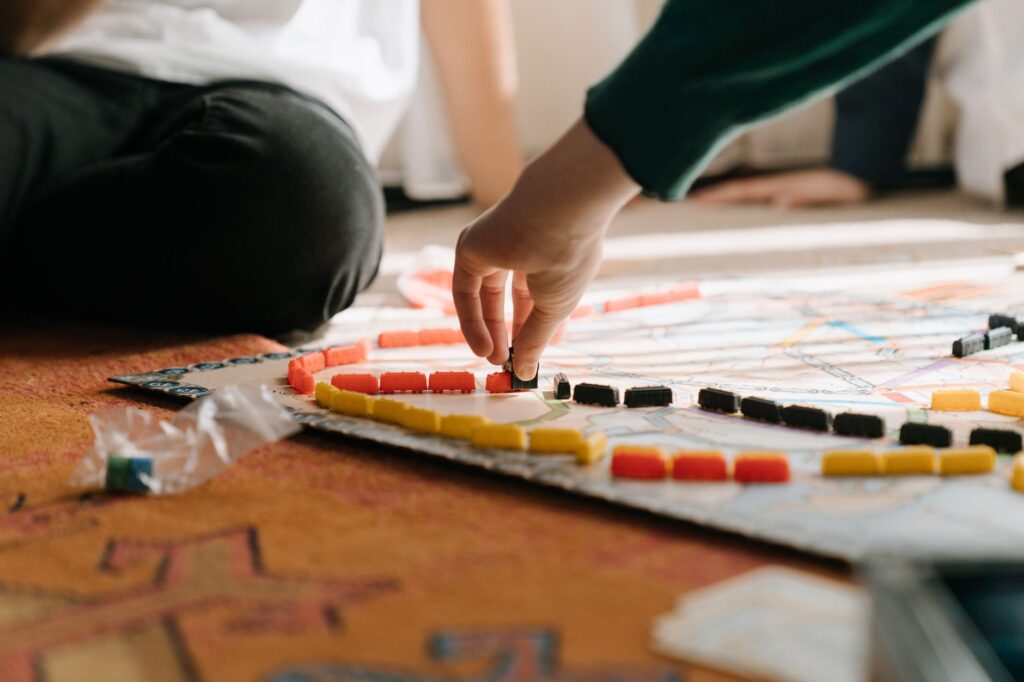 Cómo organizar una noche de juegos de mesa para novatos y distintos niveles